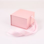 Коробочка с откидывающейся крышкой