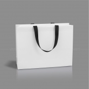 Белый бумажный пакет с ручками-лентами