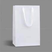 Белый бумажный пакет с ручками