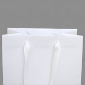 Белый бумажный пакет с ручками-лентами