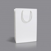 Белый бумажный пакет с ручками