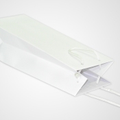 Белый бумажный пакет с ручками