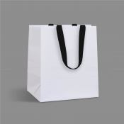 Белый бумажный пакет с ручками-лентами